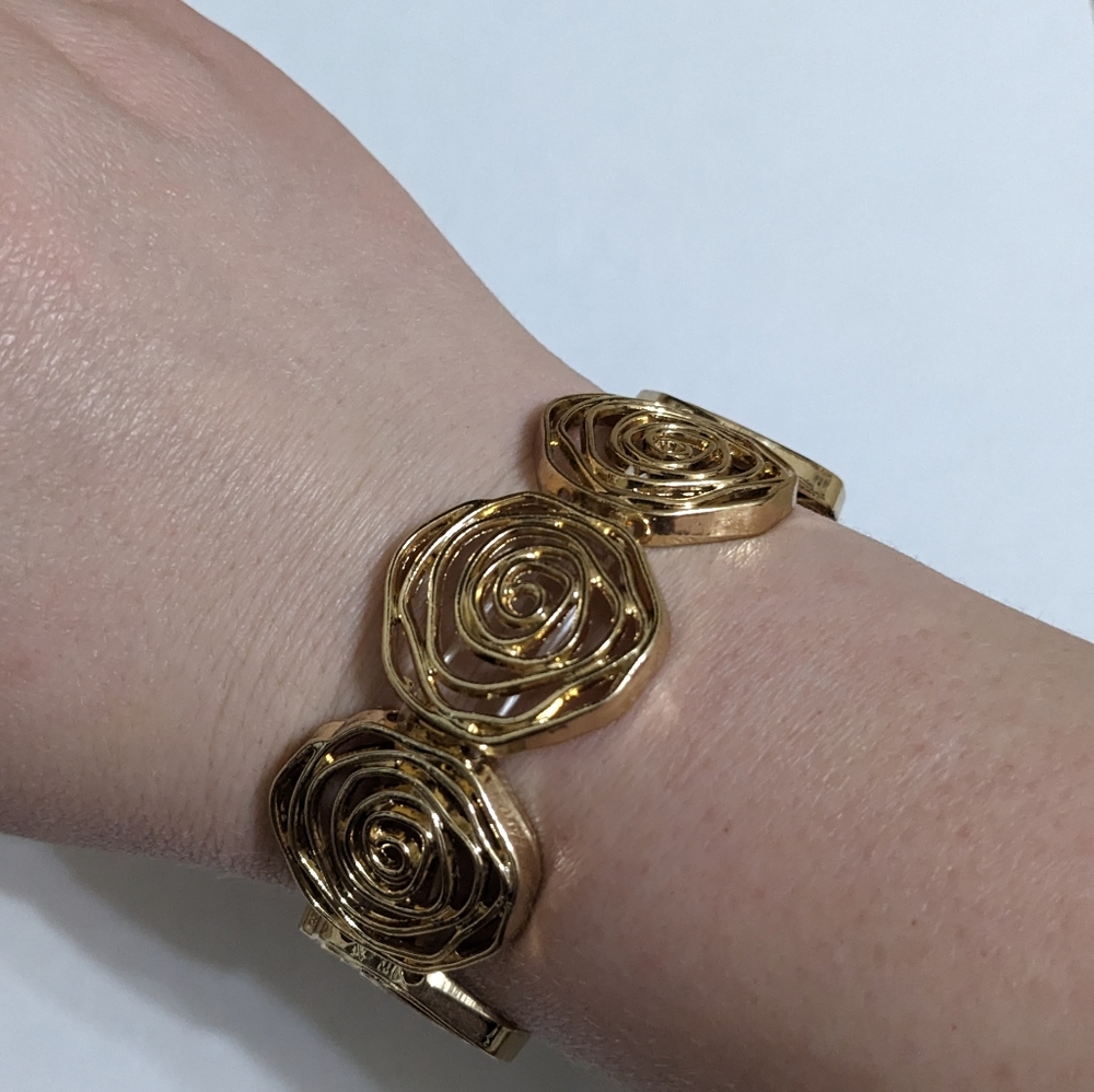 NWT Paparazzi Gold with Rose Design Stretch Bracelet